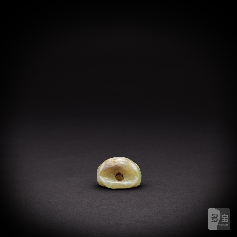 A celadon jade 'mythical figure' pendant, Neolithic period, Hongshan culture | 新石器時代 紅山文化 青玉巫人 - 图5